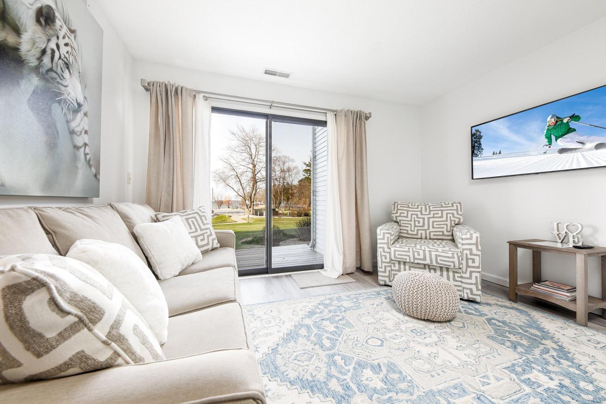 Gorgeous 2 Bedroom Lake View Condo Traverse Stadt Exterior foto